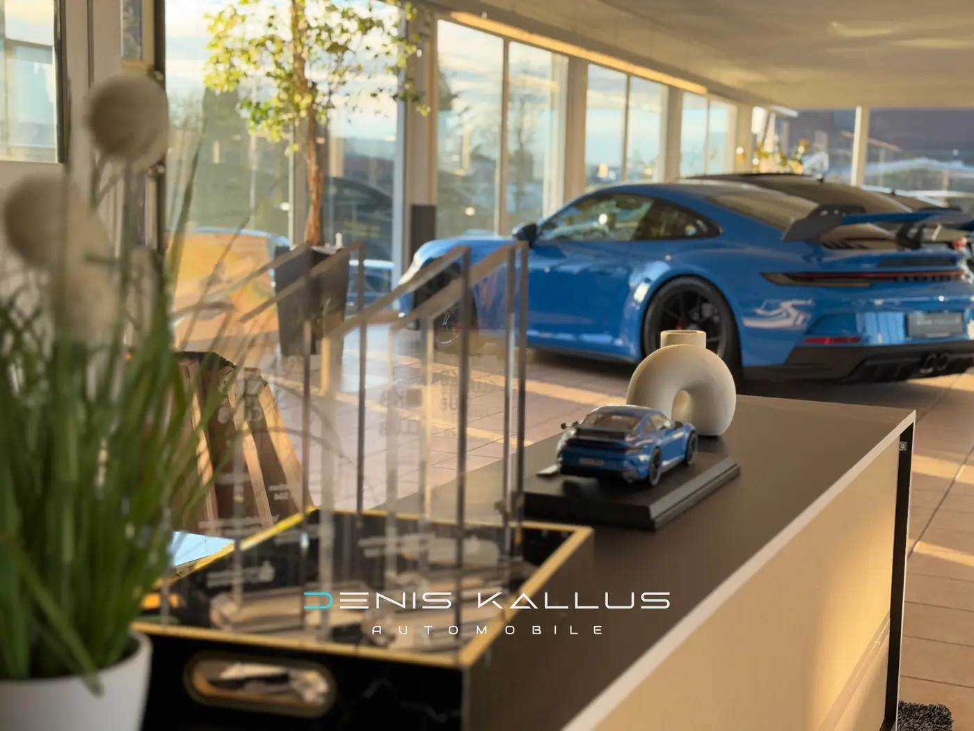 Porsche 911 GT3 mit Modellauto im Vordergrund