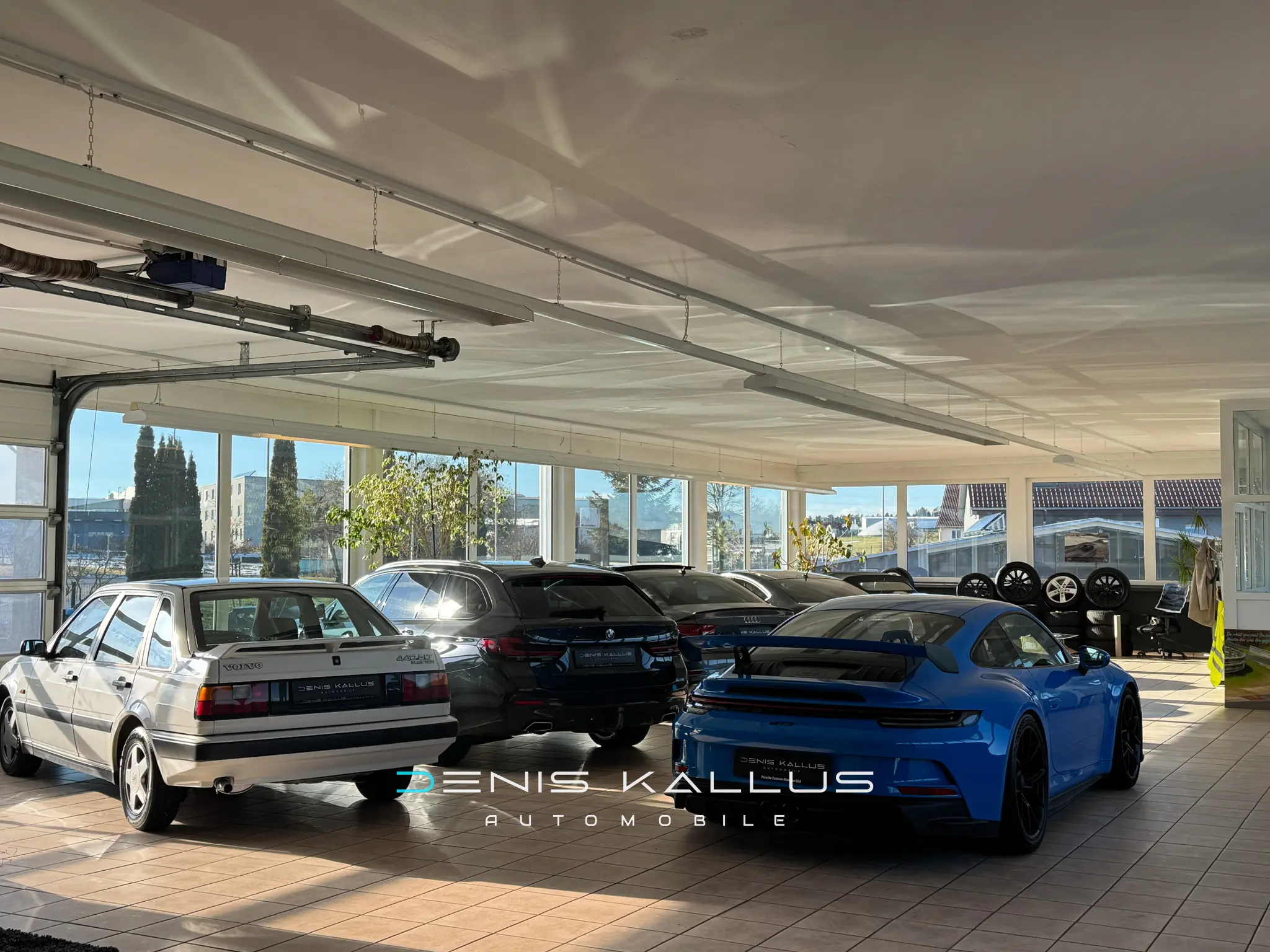 Fahrzeughalle mit Youngtimer und Porsche
