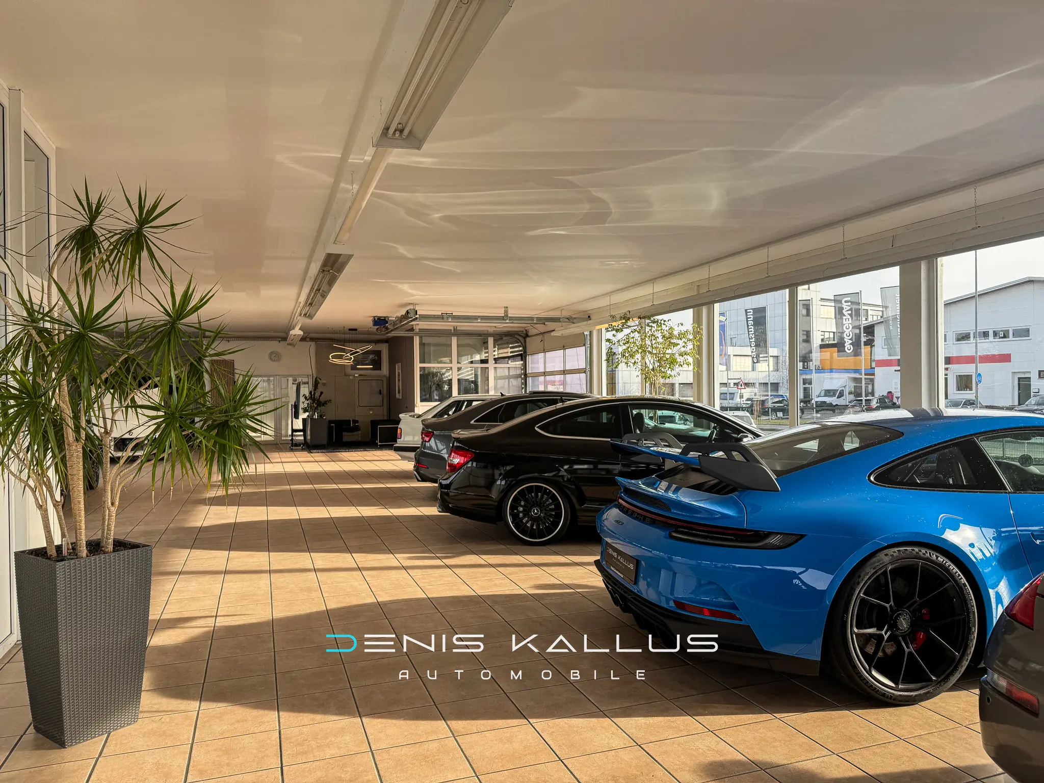 Showroom von Denis Kallus Automobile in Trossingen mit Porsche 911 GT3 und Sportwagen