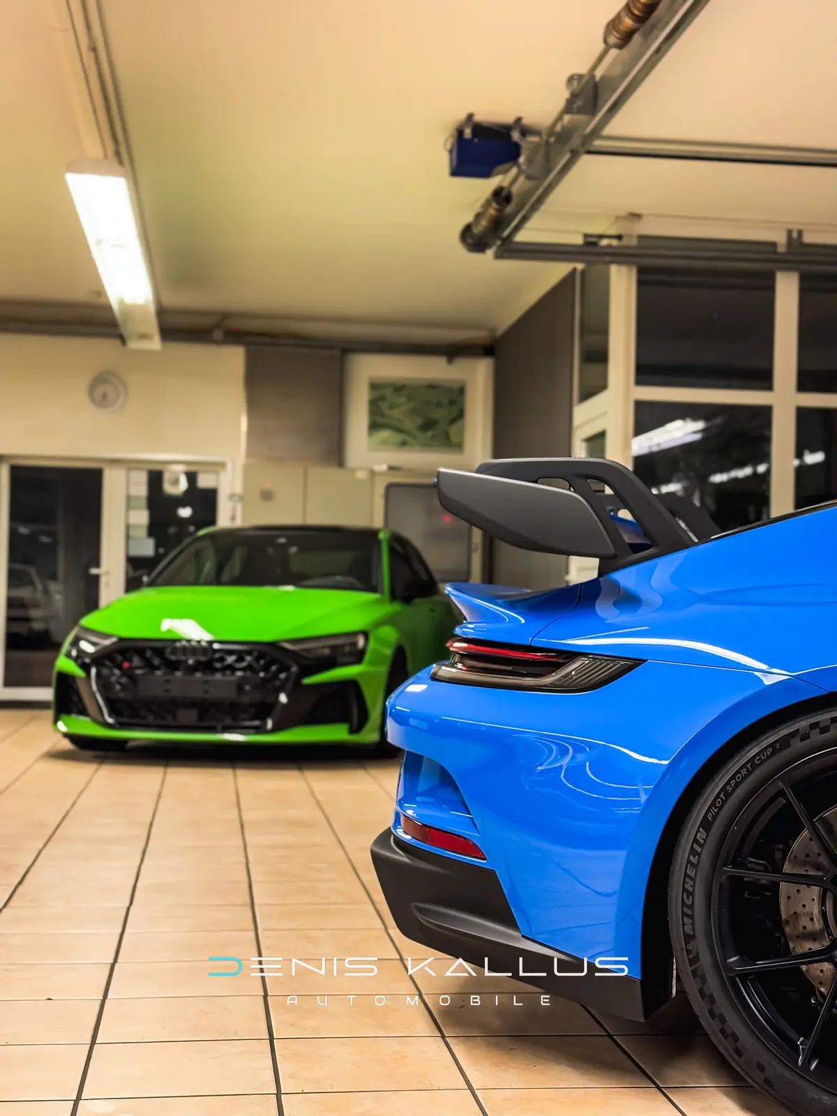 Audi RS3 und Porsche 911 GT3 in der Halle von Denis Kallus Automobile